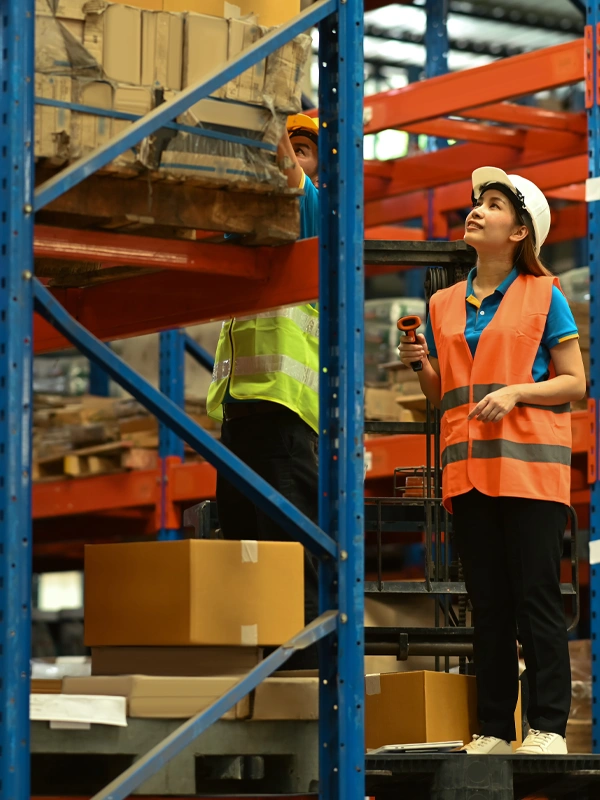 Pareja de trabajadores en un almacén